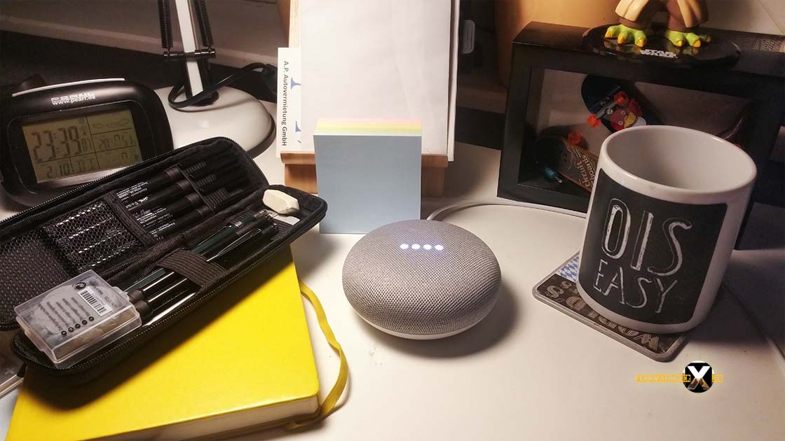 Google Smart Home Mini auf Schreibtisch